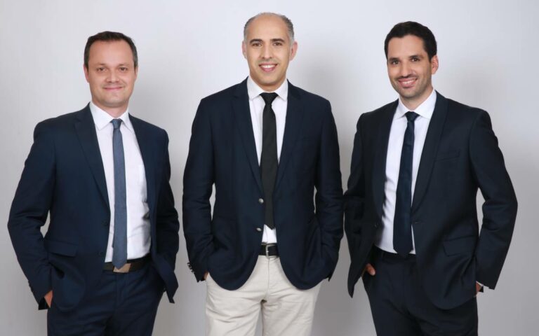 Dr Yohann Knafo, Dr Philippe Loriaut et Dr Nabil Najihi, chirurgiens orthopédistes - Urgence Sport Paris